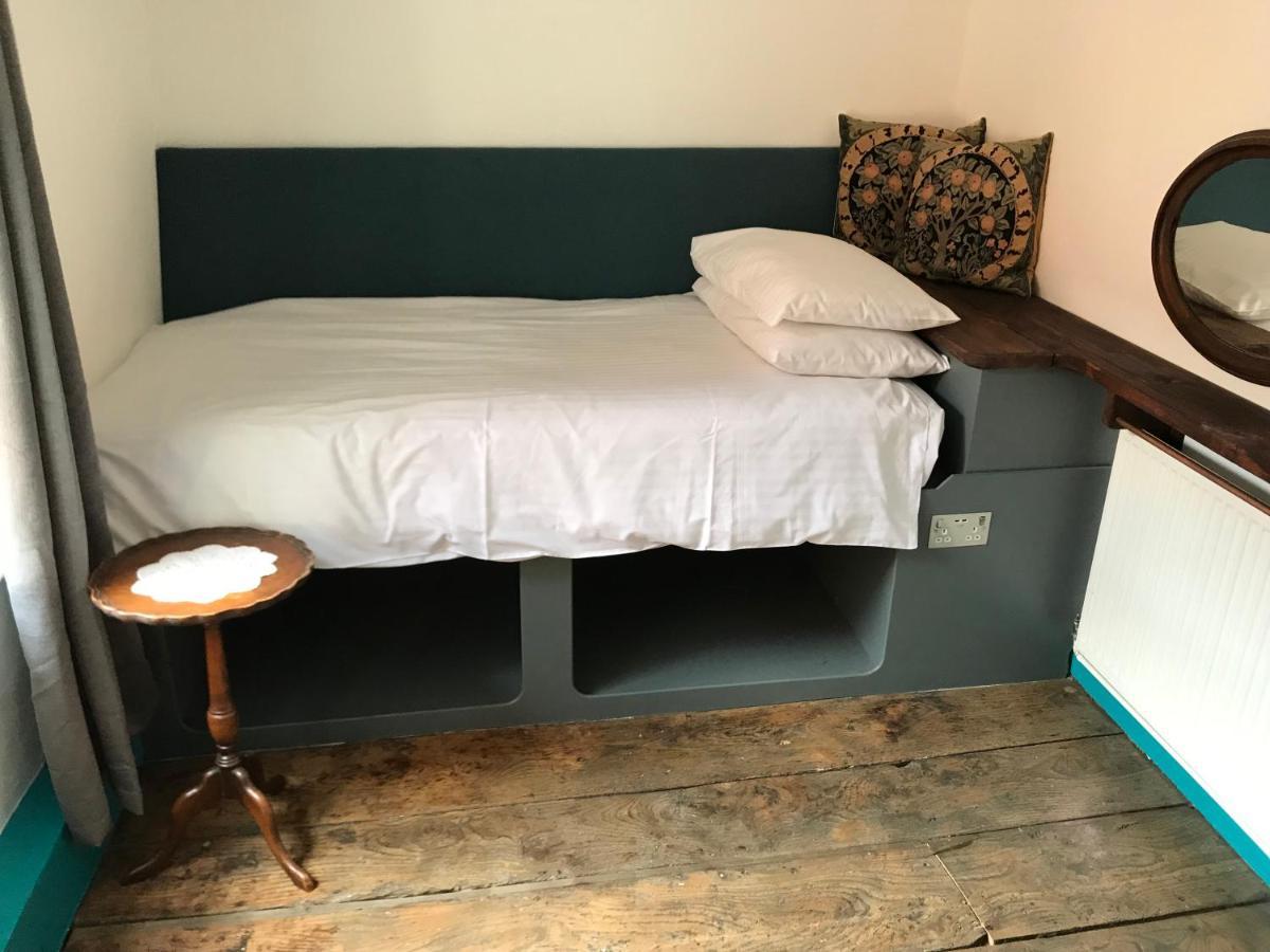 Bed and Breakfast The White Bear à Devizes Extérieur photo